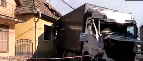 VIDEO | Un TIR derapează și distruge o casă în Mureș. Un om a scăpat ca prin urechile acului de impactul devastator