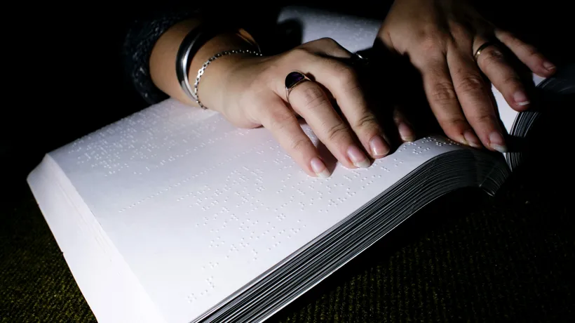 Demers inedit: Un preot nevăzător din Mehedinți tipărește cărți religioase și calendare creștine în Braille