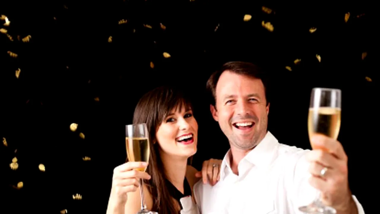 Strâng vara ca să aibă iarna. Românii vor hoteluri scumpe de Revelion, deși pentru vară aleg pachetele mai iefine