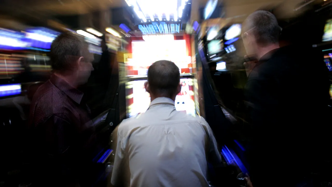 Trei la sută din populația României joacă la 