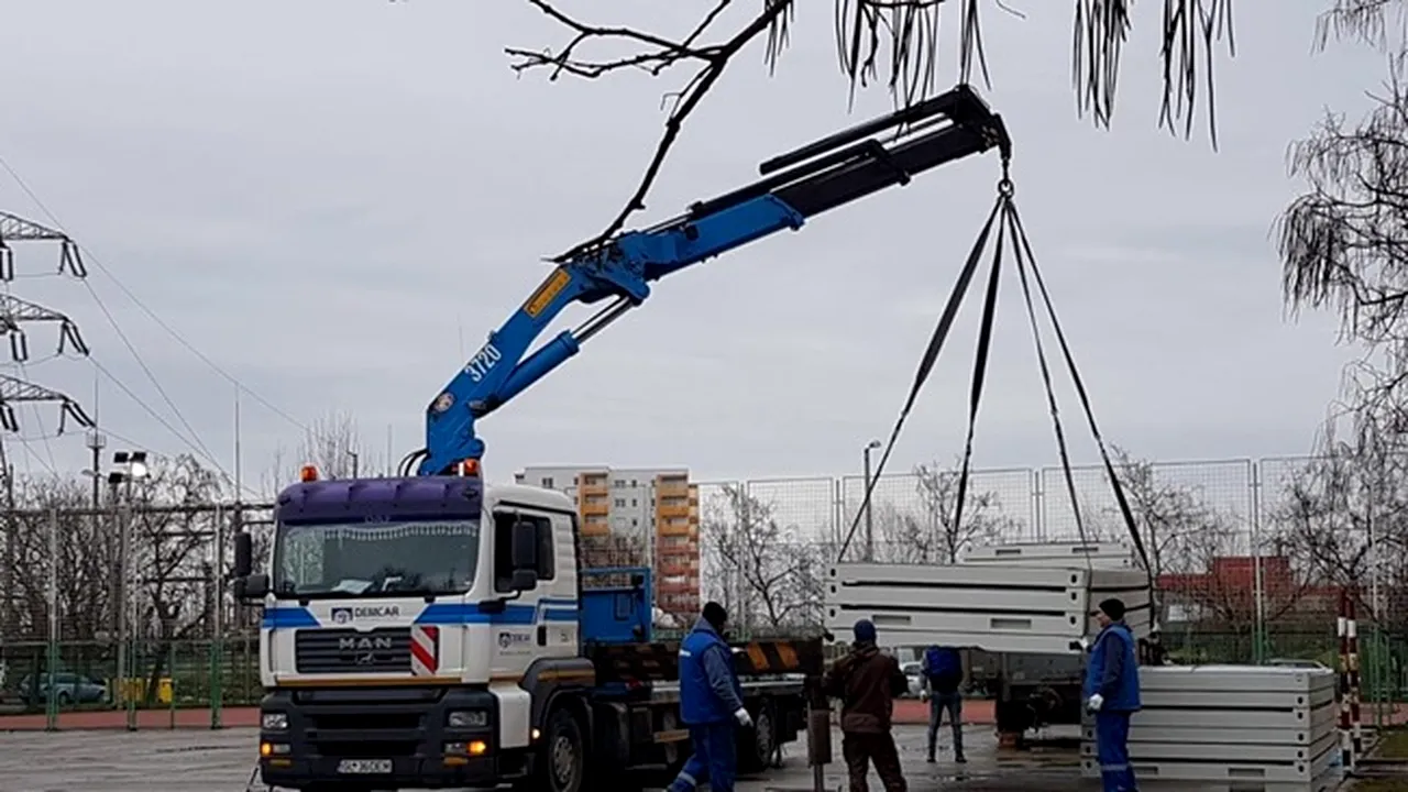 Peste 150 de elevi, puși de Primăria Timișoara să facă școală în containere