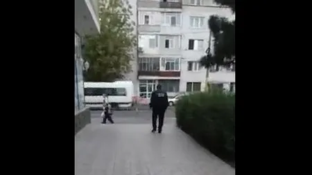 Un polițișt local beat, îmbrăcat în uniformă, a fost filmat în timp ce mergea clătinându-se pe stradă 