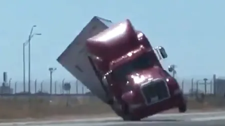 Incident neobișnuit în Texas. Rafalele de vânt AU SMULS camioanele de pe șosea. VIDEO
