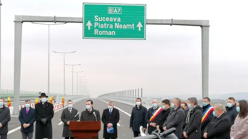 Primii kilometri de autostradă din Moldova au fost inaugurați, miercuri, în Bacău, în prezența președintelui Klaus Iohannis și a premierului Ludovic Orban