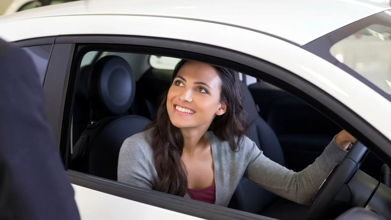 Atenție, ȘOFERI! Este interzis să faci acest lucru dacă deții un permis de conducere