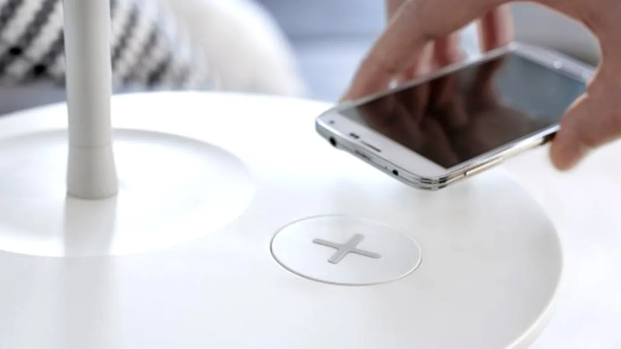 IKEA va vinde un nou set de mobilier, capabil să încarce wireless telefoanele mobile