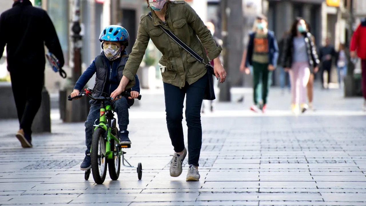 Masca se va purta obligatoriu și pe stadă, în localitățile cu rata de incidență peste 6. Care sunt excepțiile