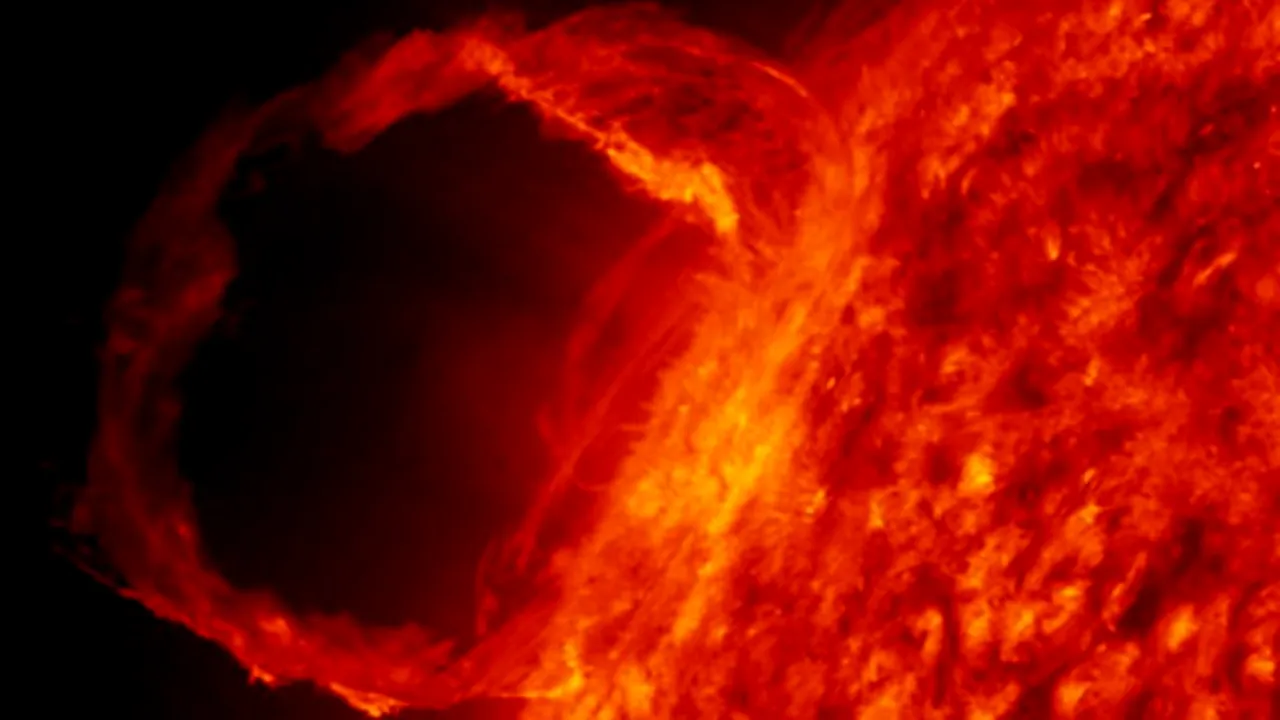 Pământul, amenințat. O explozie solară, echivalentă cu detonarea a 100 de milioane de bombe cu hidrogen, lovește planeta