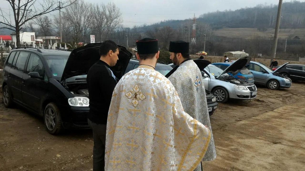 Un preot din Motru a organizat o slujbă de sfințire a mașinilor. Anunțul, postat pe Facebook