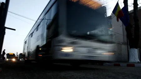 Patru persoane dintr-un autobuz RATB au fost rănite ușor, după o acesta a lovit o mașină