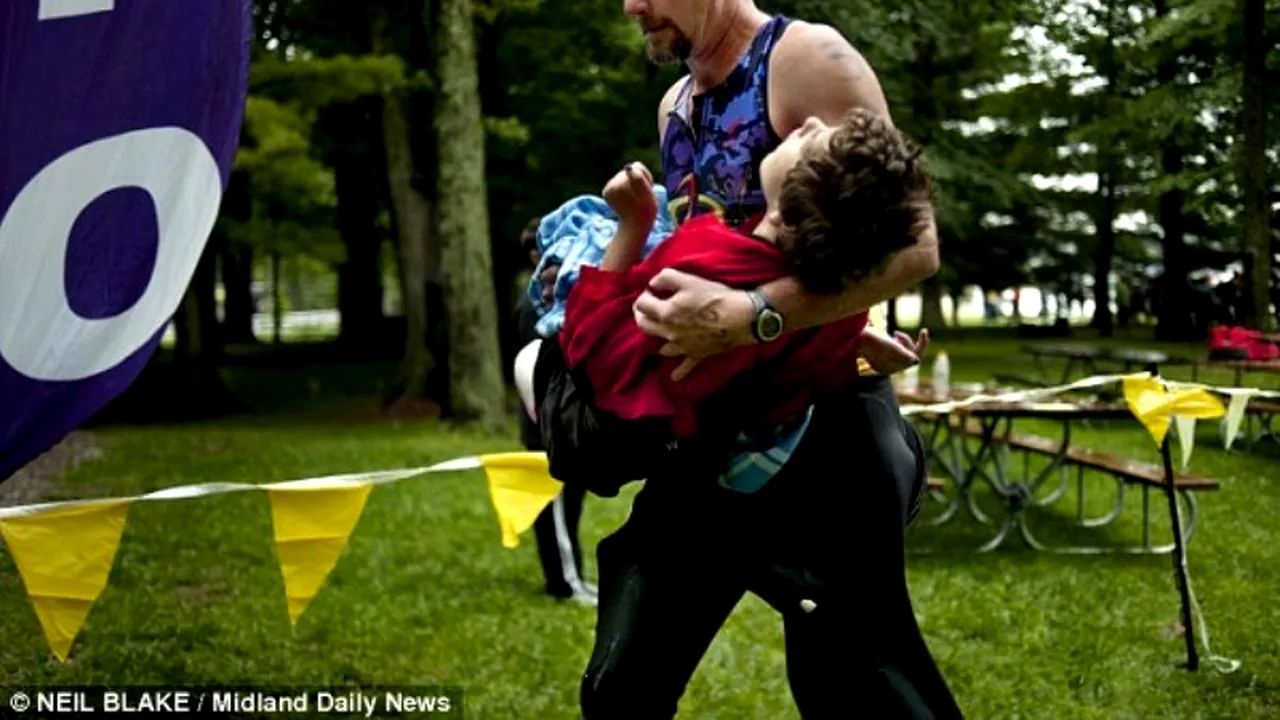 Tatăl secolului, la triatlon cu fiica paralizată în brațe: „Ea e inima mea, iar eu țin locul picioarelor ei