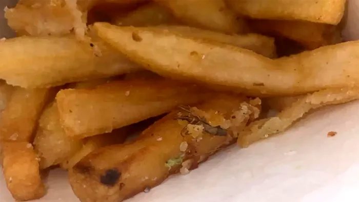 Ți se întoarce stomacul pe dos! Ce a găsit o clientă în cartofii prăjiți comandați de la KFC: „Nu mai mănânc niciodată de la ei!