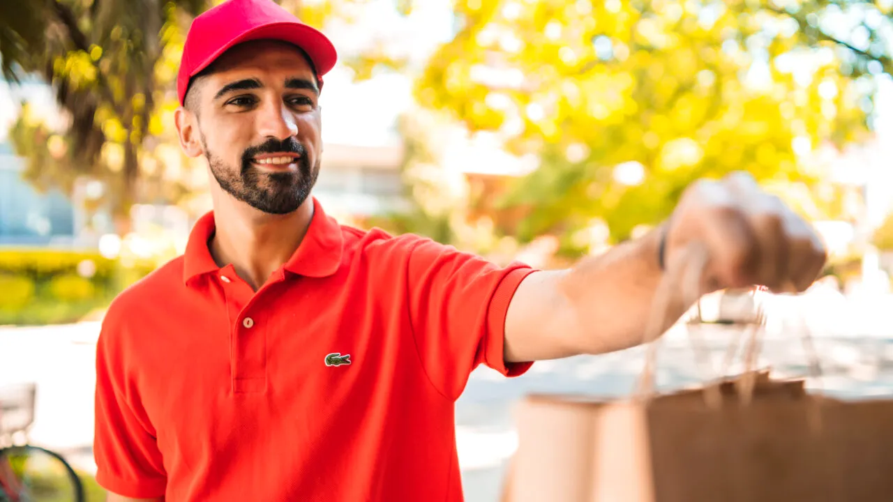 De ce refuză românii să mai dea bacșiș livratorilor: „I-am dat o stea”