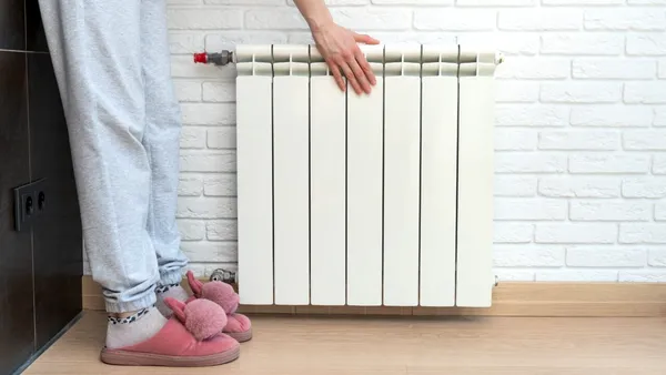 Cum păstrezi căldura în dormitor pe timpul iernii. Trucurile ieftine oferite de un specialist