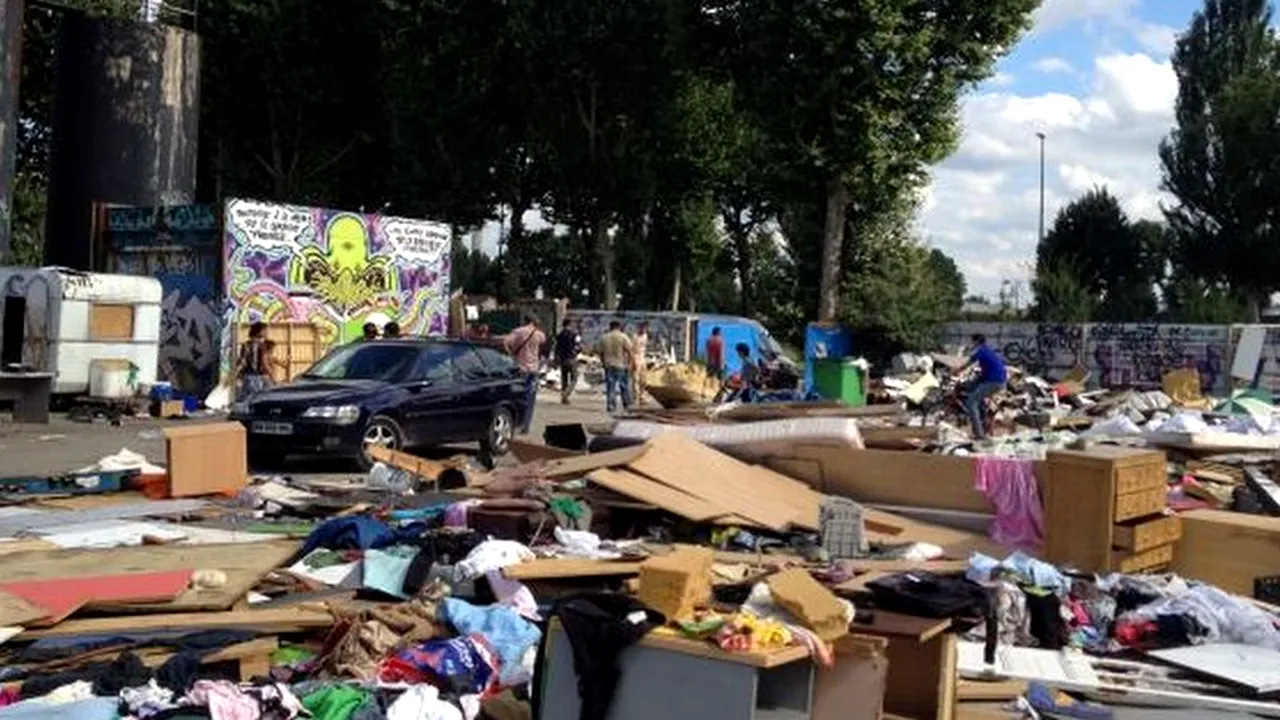 O tabără insalubră locuită de familii originare din România, evacuată în sud-estul Franței
