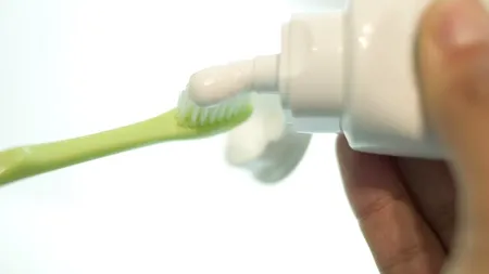 Pasta de dinți, otrava de zi cu zi. Ce au descoperit cercetătorii