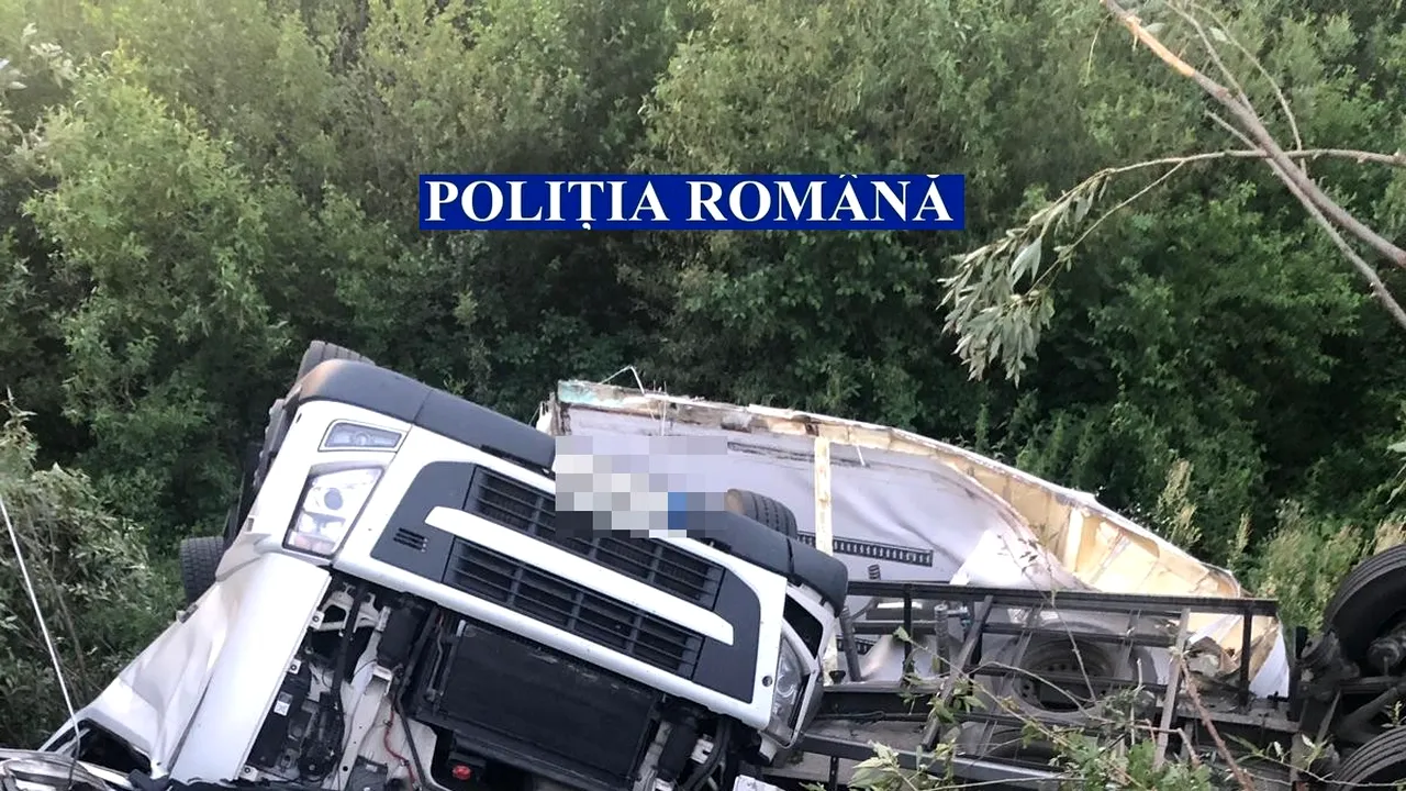 Un camion încărcat cu 20 de tone de ciocolată s-a răsturnat în albia râului Olt