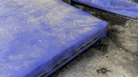 O menajeră din Italia a aruncat la gunoi o SALTEA care „valora” 50.000 de euro. Nu a știut că bătrâna pe care o îngrijea avea acolo toate economiile