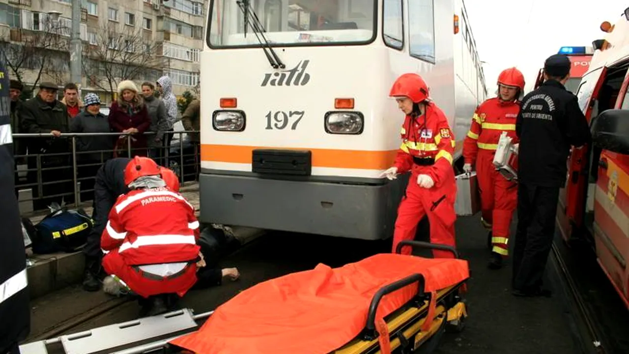 Un copil de 13 ani, dus la spital după ce a fost lovit de un tramvai pe linia 1 din Capitală