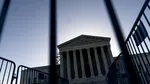 Curtea Supremă a SUA a decis să permită reluarea DEPORTĂRII imigranților în state terțe
