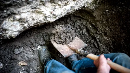 Un bărbat a rămas blocat în tunelul pe care l-a săpat pentru a o spiona pe fosta iubită de care nu avea voie să se apropie