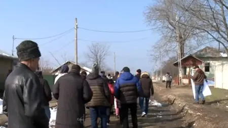 Lucrările la rețeaua de canalizare dintr-o comună din Olt au fost abandonate. Oamenii protestează pe străzi