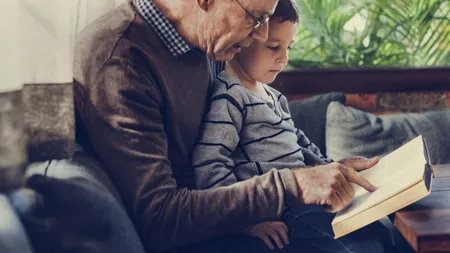 Inițiativă inedită: Pensionari voluntari din Brașov fac activități de tip after school cu copii din medii defavorizate