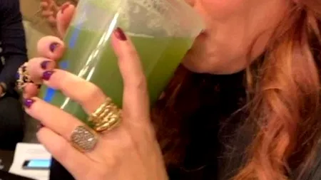 O chinezoaică și-a injectat SUC de FRUCTE în organism, pentru a-și crește imunitatea. Femeia a ajuns în stare gravă la spital