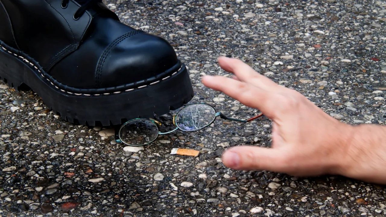 Șofer de autobuz, LOVIT de un grup de tineri până și-a pierdut cunoștința