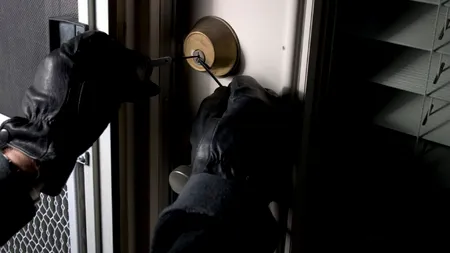 Au spart șapte magazine într-o singură noapte. Ce au furat Bonnie și Clyde din Bacău