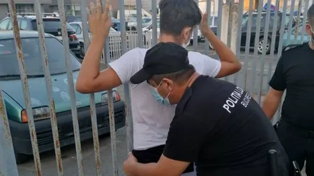 Craiova: Un adolescent de 16 ani a intrat într-un liceu cu un BRICEAG de 28 de centimetri / Cum a fost prins