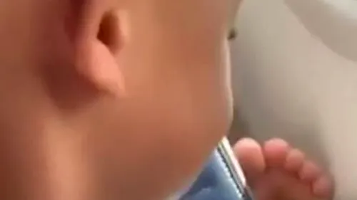 Zbor inedit cu avionul. Băiat de patru ani, oripilat de „picioarele murdare ale pasagerei din spatele lui / Tatăl copilului a filmat scenele amuzante - VIDEO