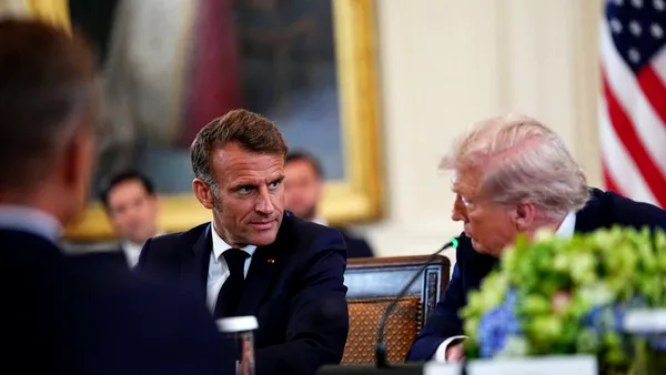 PRINS pe microfon – Trump îi șoptește lui Macron: „Cred că vrea să facă o înțelegere” (VIDEO)