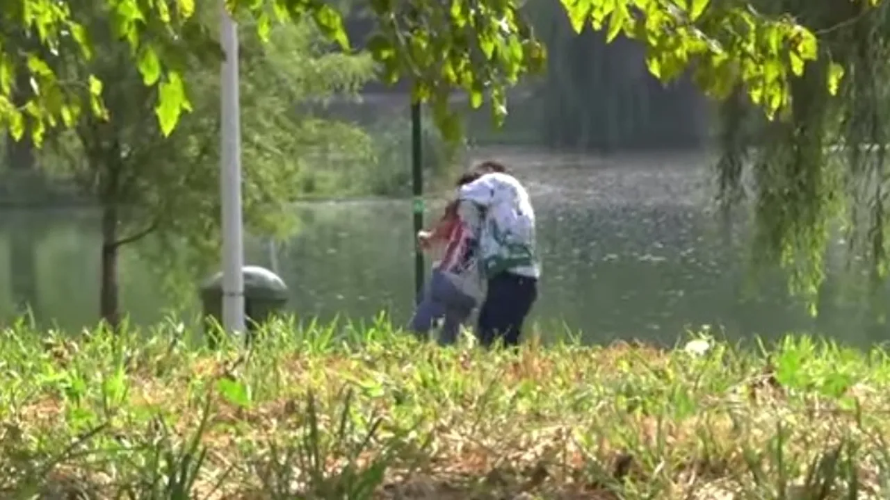 Cum reacționează românii când văd că un bărbat bate o femeie în plină stradă