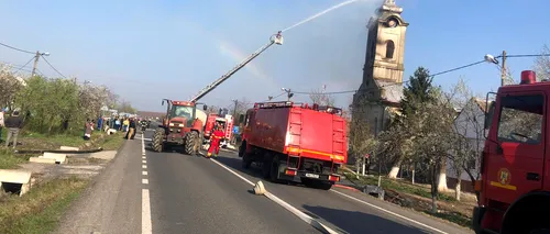 Un incendiu puternic a izbucnit la o biserică din județul Timiș - GALERIE FOTO