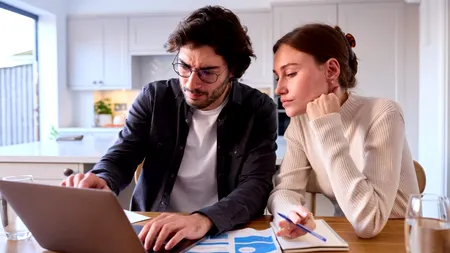 FACTURI de infarct la energie electrică. Bucureștenii sunt la limita răbdării: „De la 270 la 740 de lei. Foarte scump, nu știu unde o să ajungem”