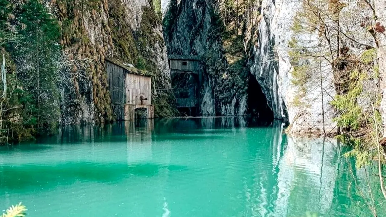 Locul de basm din România cunoscut de puțini turiști! E situat la doar 2 ore de București