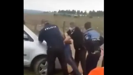 SCANDAL. Un italian din România a intrat cu pistolul într-o comunitate de rromi din Suceava pentru recuperarea unei datorii / VIDEO