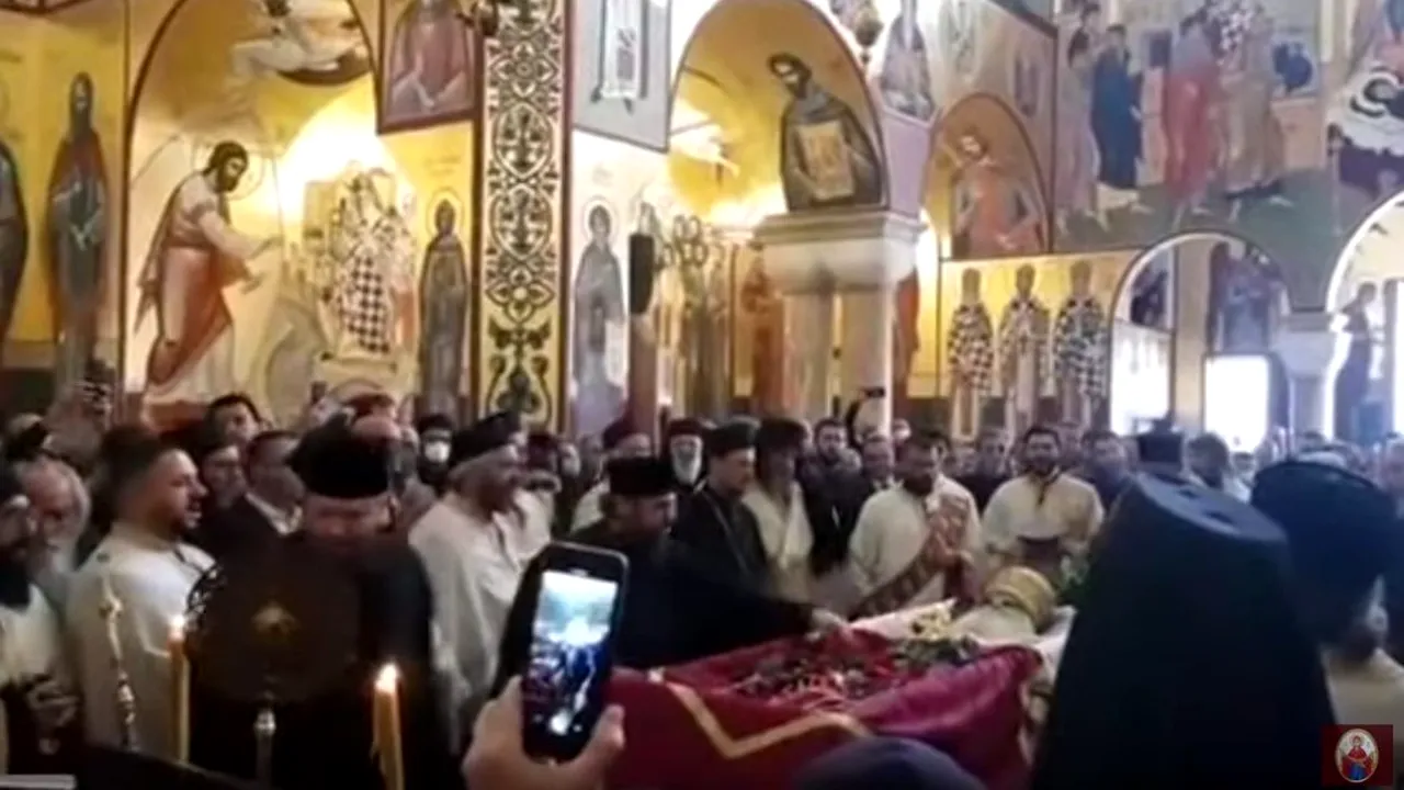 Mii de credincioși l-au pupat pe Mitropolitul din Muntenegru, mort de Covid! Avertismentul medicilor, ignorat: Sicriul a fost deschis (VIDEO & FOTO)