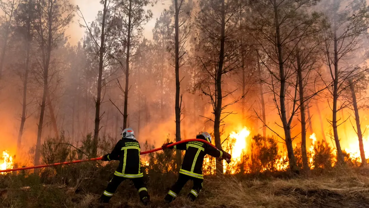 Pompierii români rămân în Franța. Misiunea pentru stingerea incendiilor a fost prelungită cu încă două săptămâni