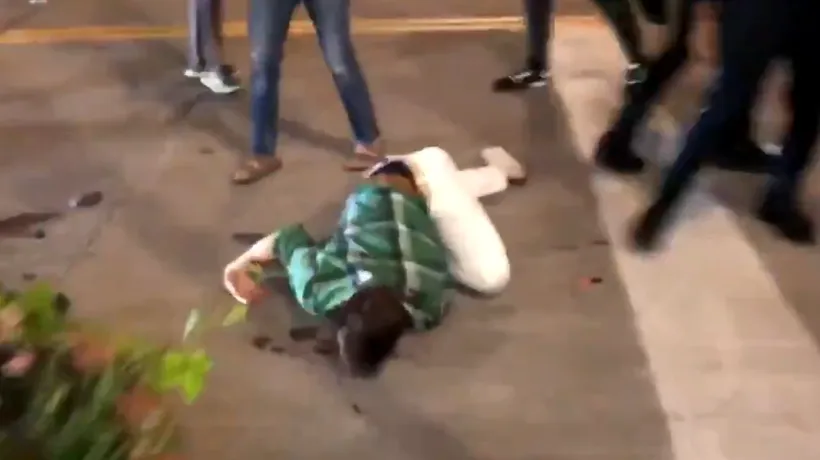 ȘOCANT. Video / Un bărbat a fost călcat în picioare de mai mulți protestatari din Dallas. Victima încerca să-și apere magazinul. IMAGINI CU IMPACT EMOȚIONAL