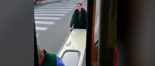 VIDEO | Un tramvai a rămas fără o ușă chiar în timpul mersului, la Iași. Vatmanul a coborât și a recuperat-o: Exact ca Păcală cu ușa în spate. Filmați-i, să-i vadă lumea!