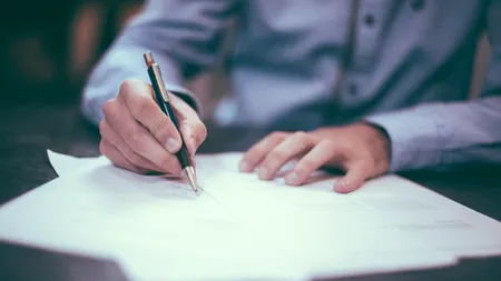 FORMULAR. Ce este semnătura olografă și cum poți semna declarațiile pe proprie răspundere încât să fie legale