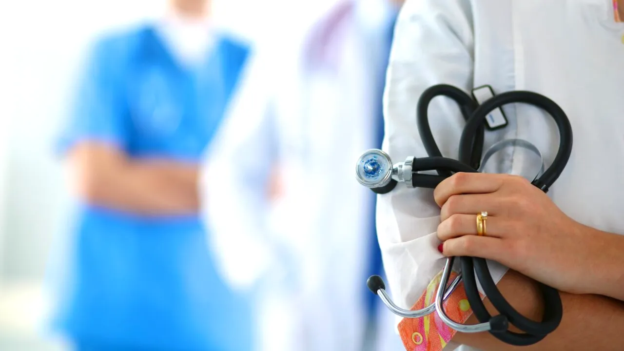 Două persoane au fost reținute pentru ultraj în cazul medicului de la Spitalul Județean Tg. Jiu, luat la bătaie de ruda unui pacient