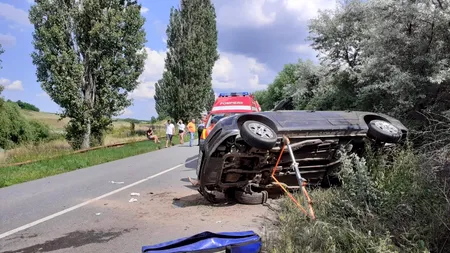 Un tânăr de 19 ani a murit, după ce mașina în care se afla s-a răsturnat pe un drum din Dolj. La volan era un prieten, de aceeași vârstă, care a pierdut controlul asupra direcției (FOTO)