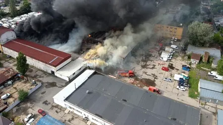 INCENDIU puternic la un depozit din București. Peste 20 de autospeciale la fața locului. ISU: 