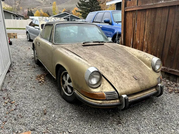 Descoperire rarisimă. Un Porsche 911 Targa din 1970, îngropat 31 de ani sub ace și conuri de pin, a fost găsit de un bărbat. Mașina va fi restaurată