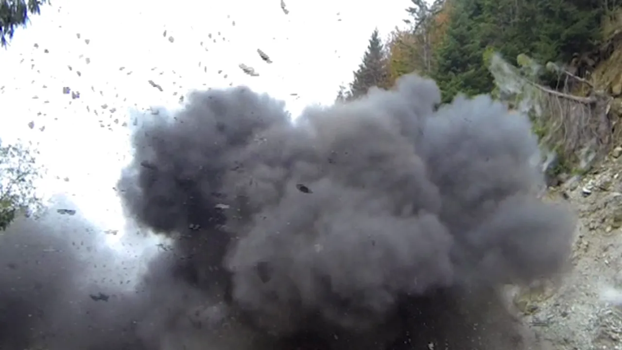 Stânci detonate pe DN 57 pentru deblocarea traficului închis de la începutul anului