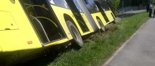 Un autobuz din Sibiu a fost la un pas să ajungă în râul Cibin, după ce șoferului i s-a făcut rău la volan (FOTO)