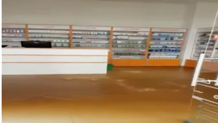 Haos în primul centru comercial al orașului Sibiu. Farmacie inundată în ziua inaugurării 